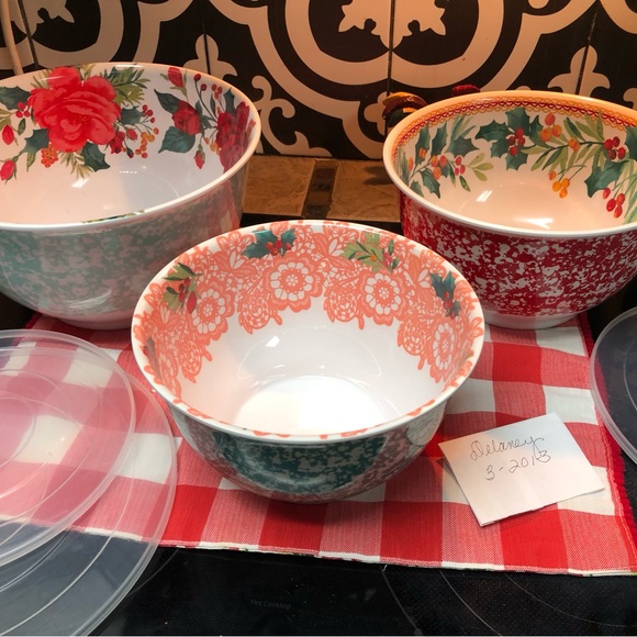 Pioneer woman splatterware. 6 piece set. 3 bowl and tops . 15$ - Picture 2 of 3
